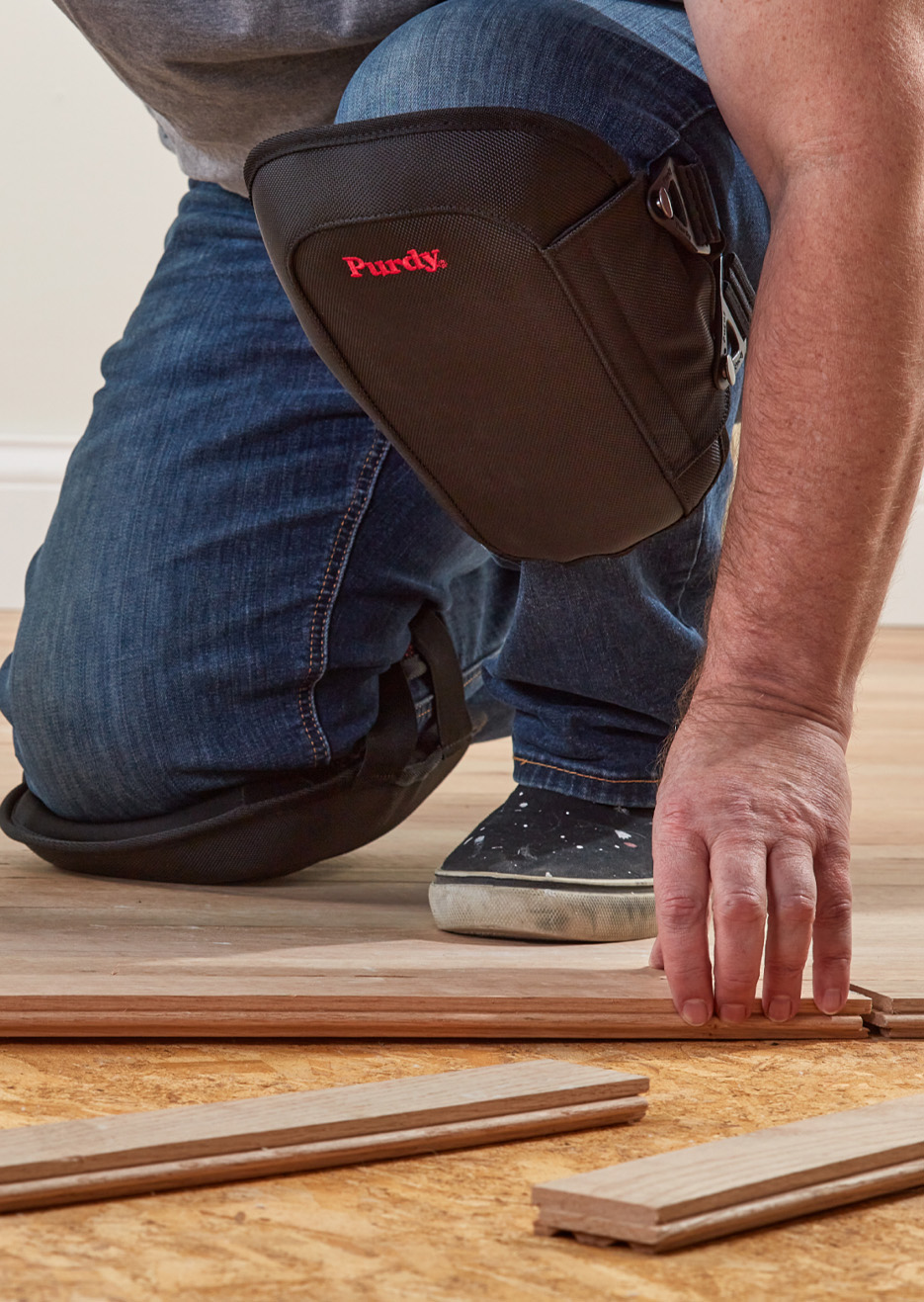 guy using purdy knee pads while holding a hammer