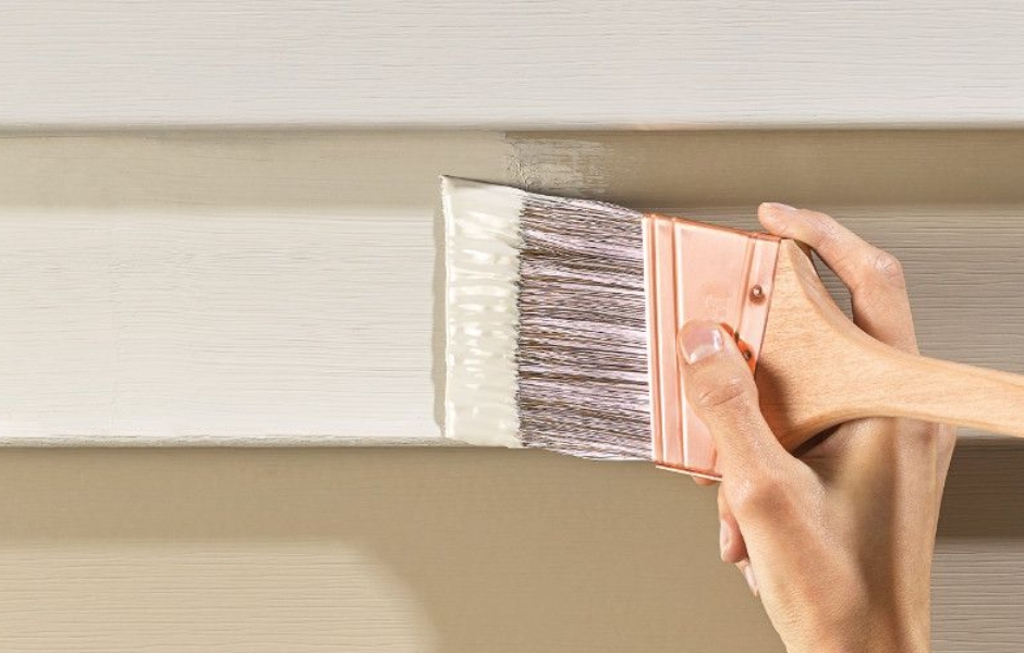 Profesional pintando el borde de una ventana
