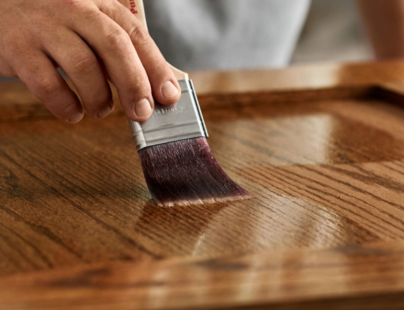 Profesional pintando una mesa