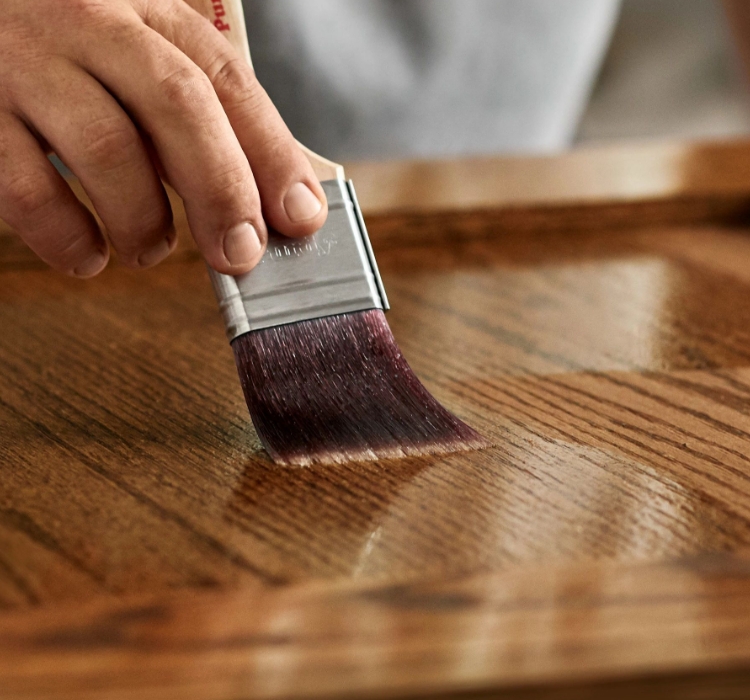 Profesional pintando una mesa